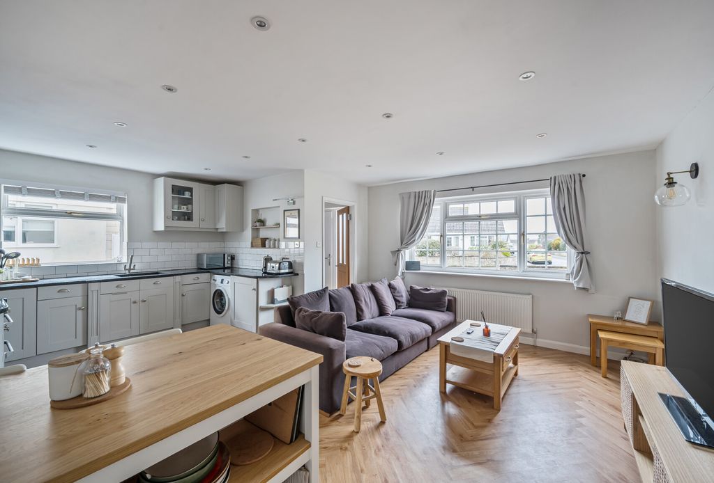 Property photo 2 of 17 1393795-11-6968Bd...