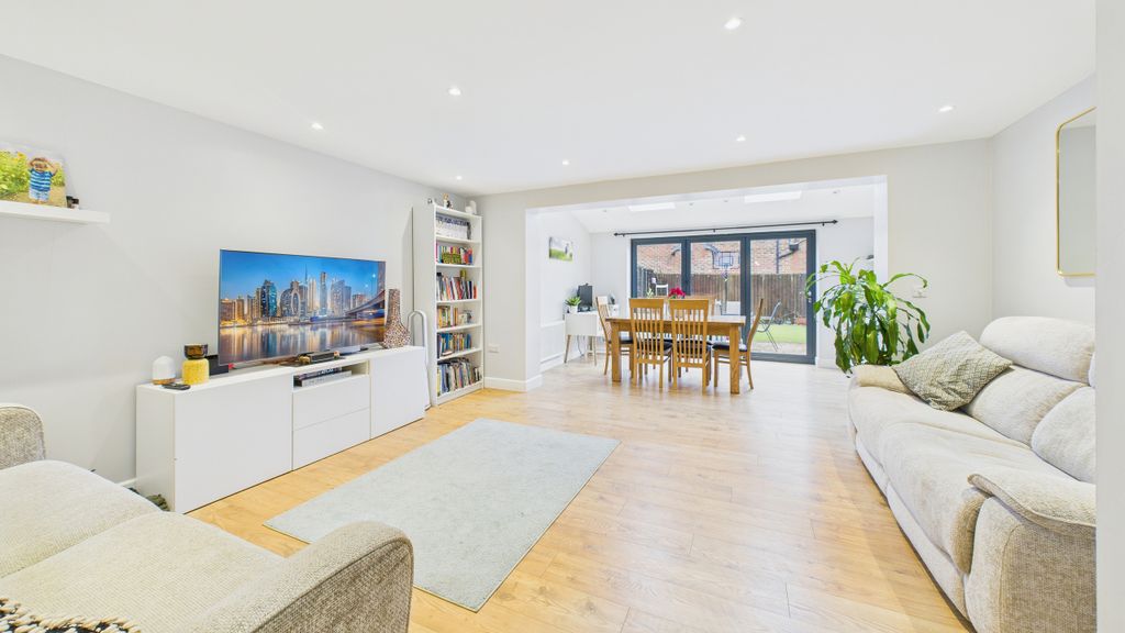 Property photo 3 of 17 Cam04968G0-Pr0090-Still010