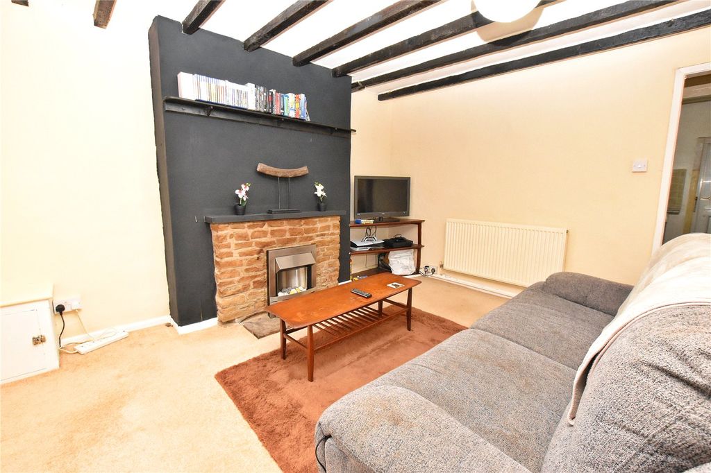 Property photo 3 of 13 Lounge