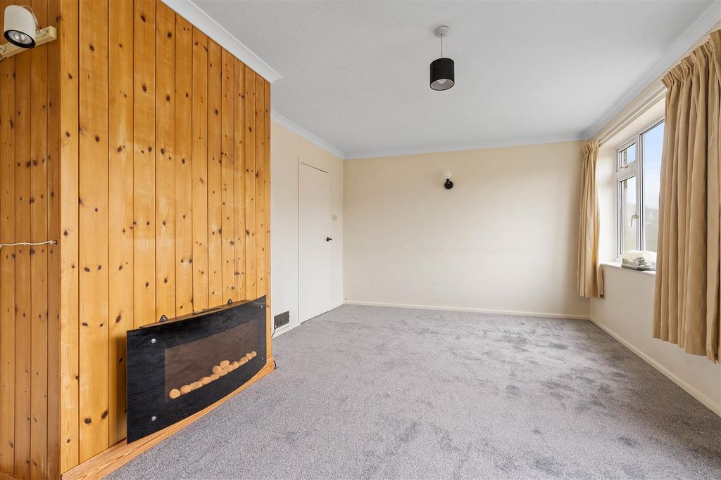 Property photo 2 of 24 7 Ladbrook Road (20 Of 31).Jpg