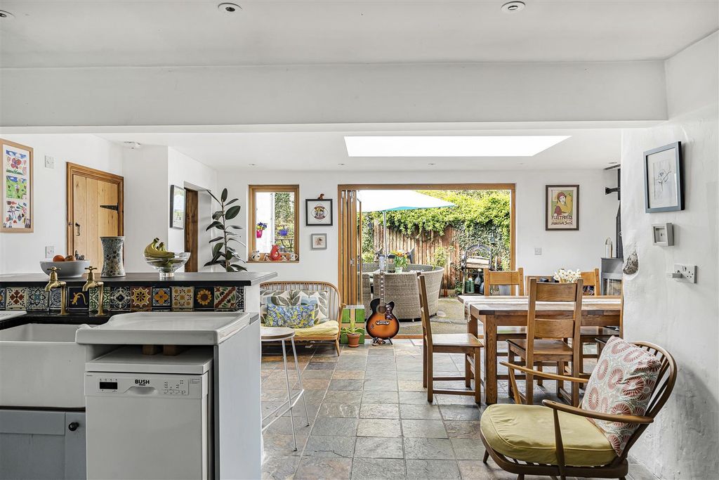 Property photo 2 of 27 Kitchendiner.Jpg