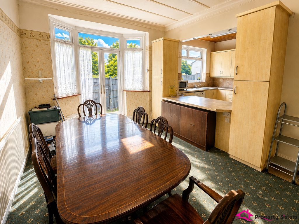 Property photo 3 of 10 Dining