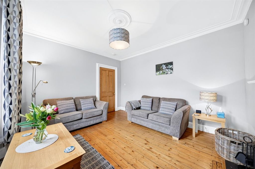 Property photo 3 of 15 Lounge