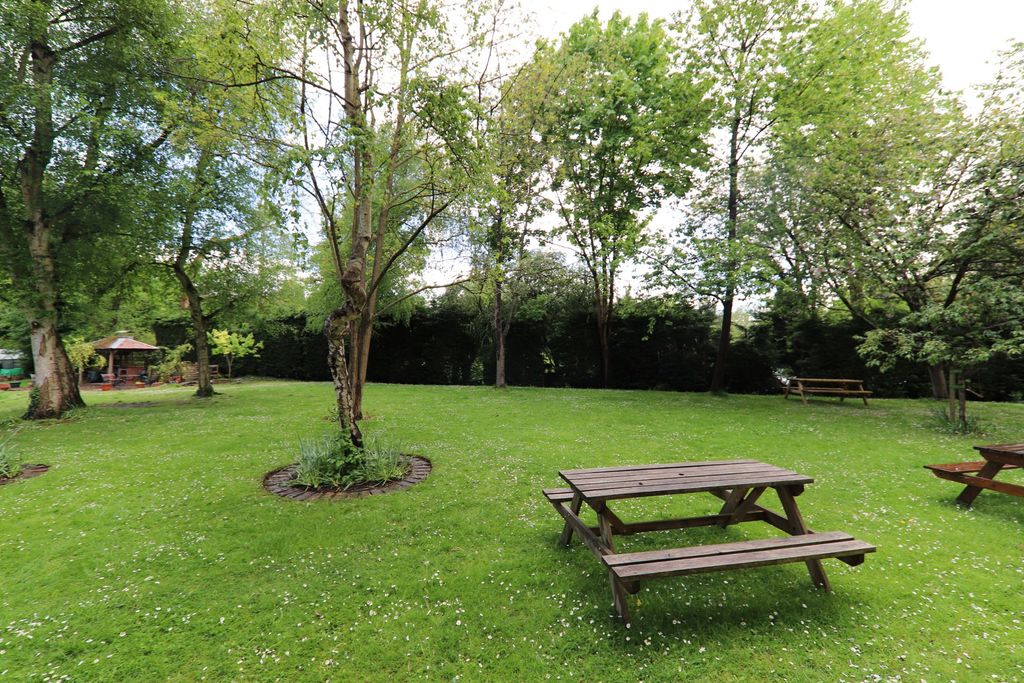 Property photo 2 of 12 Goral Mead Gardens