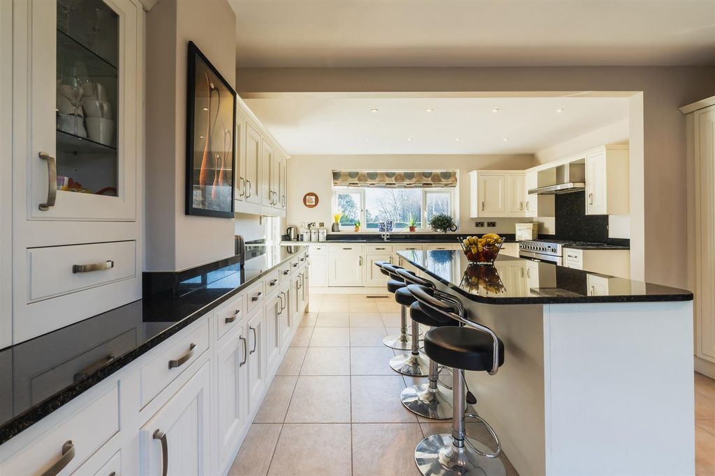 Property photo 3 of 32 Breakfast Kitchen