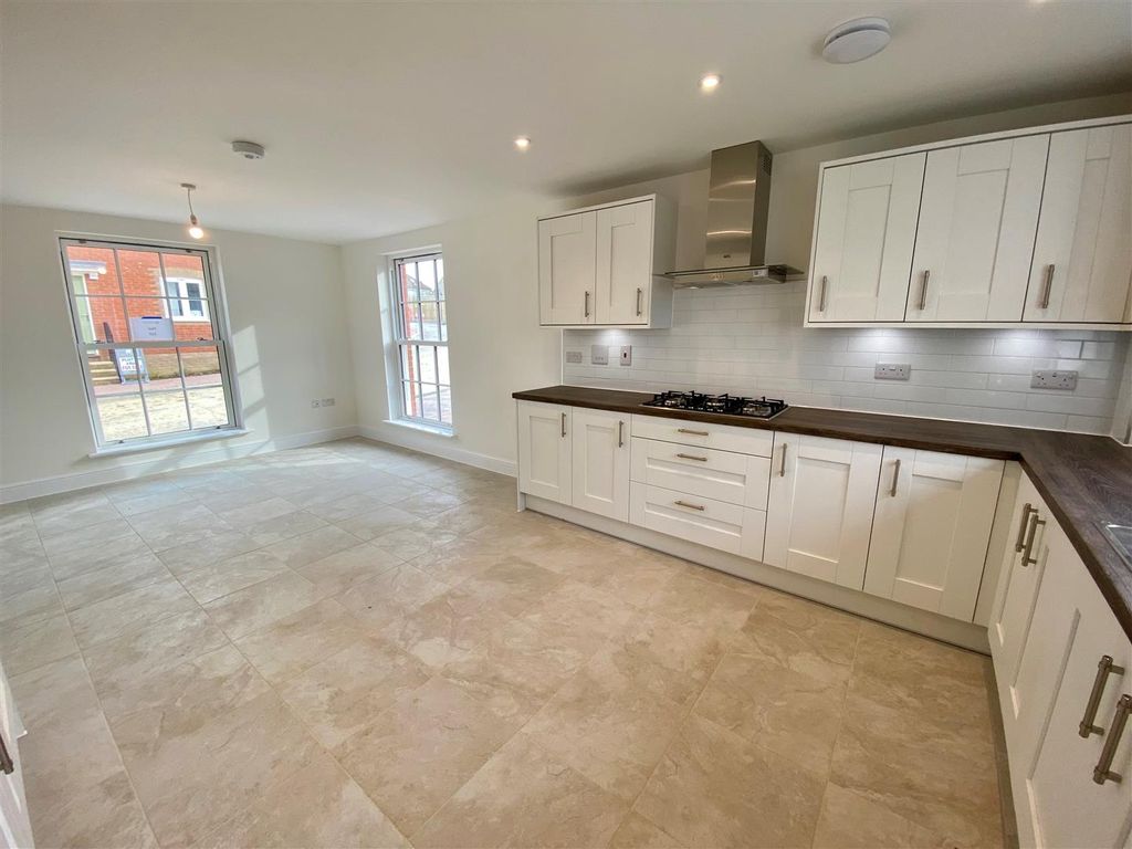 Property photo 3 of 8 Kitchen