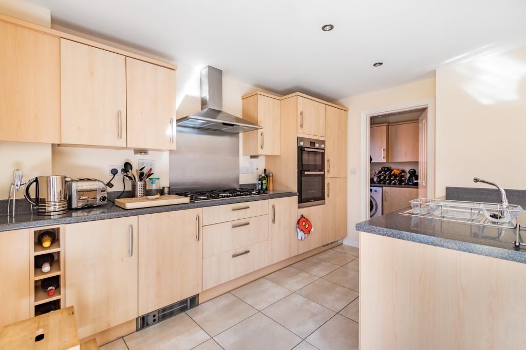 Property photo 3 of 10 Kitchen