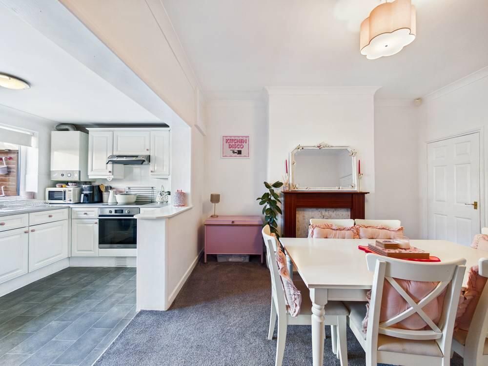 Property photo 3 of 10 Kitchen