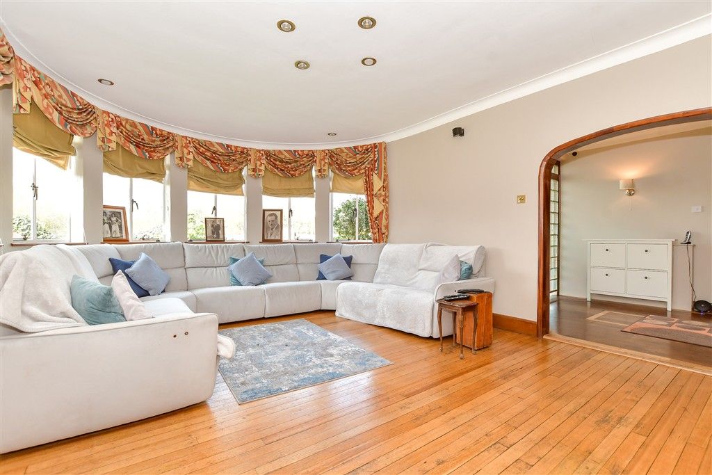 Property photo 3 of 14 Lounge