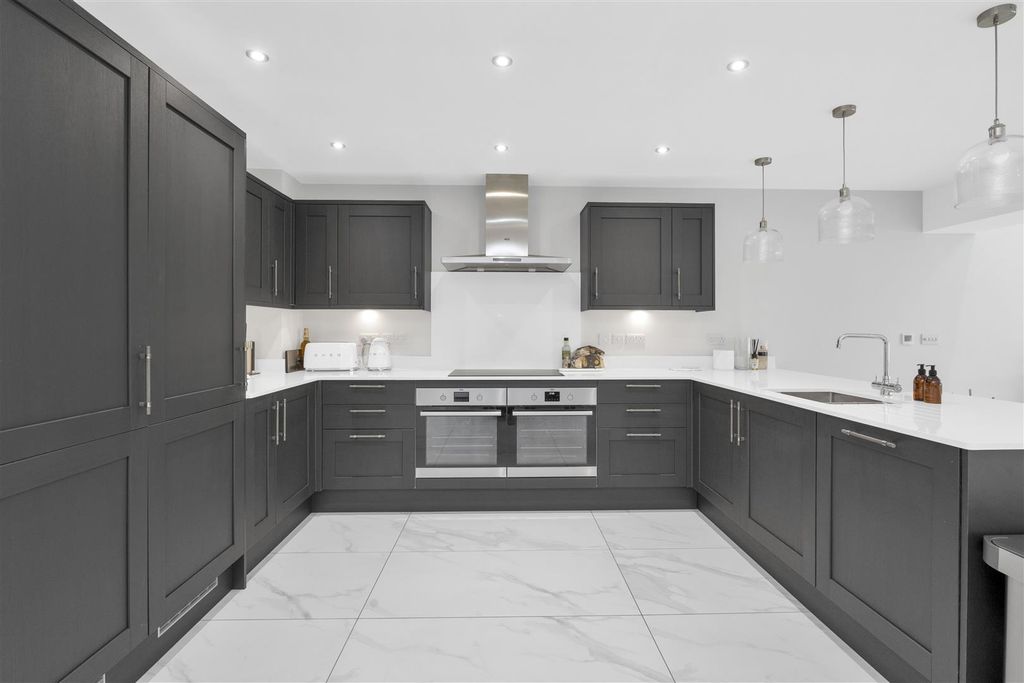 Property photo 2 of 17 100-Markyate-05.Jpg