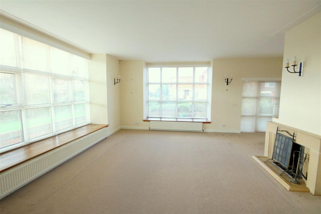 Property photo 3 of 18 Lounge