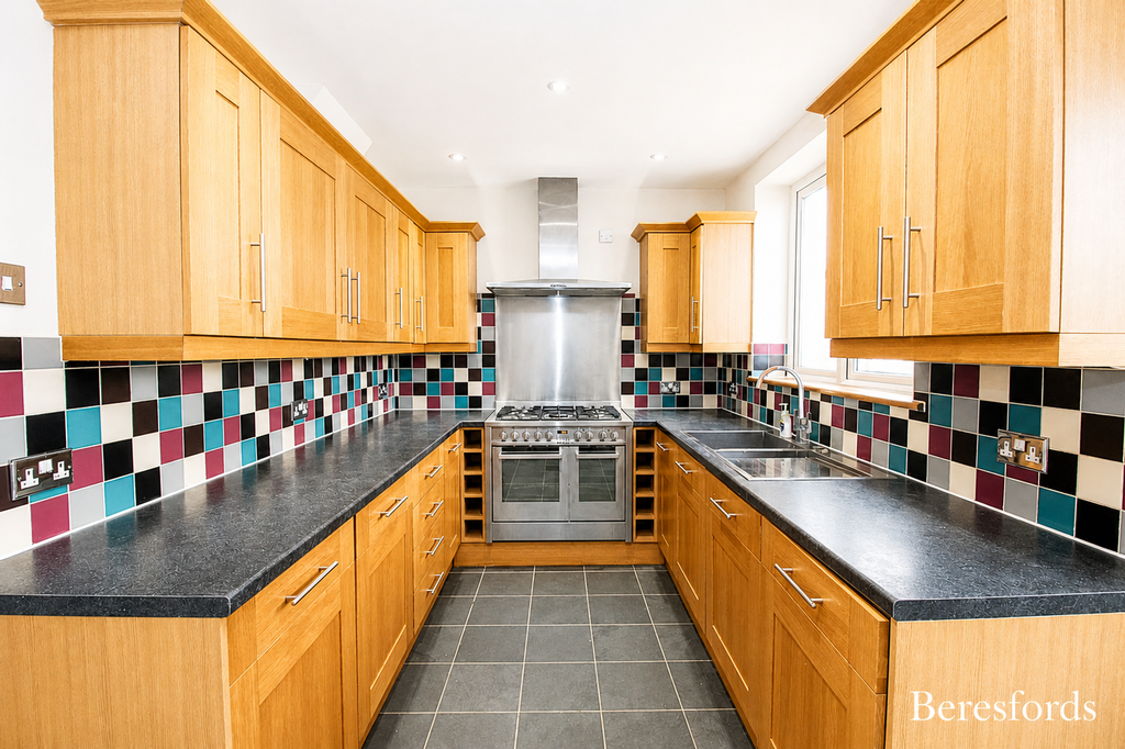 Property photo 3 of 9 Kitchen