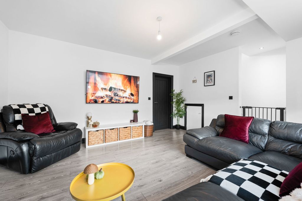 Property photo 2 of 26