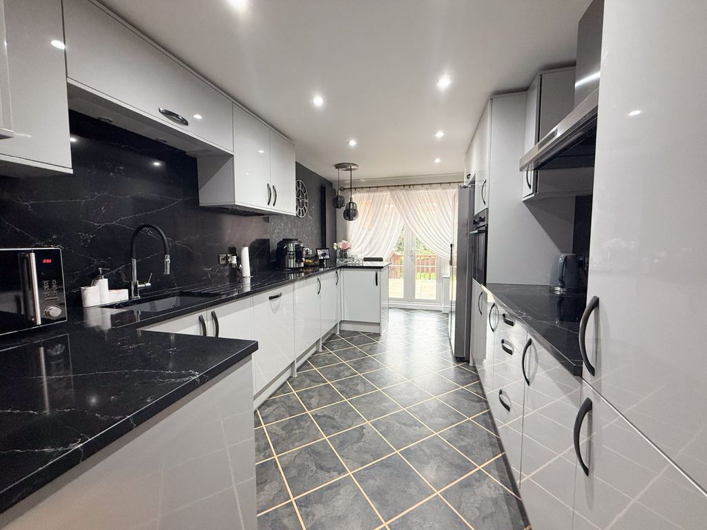 Property photo 3 of 21 Kitchen