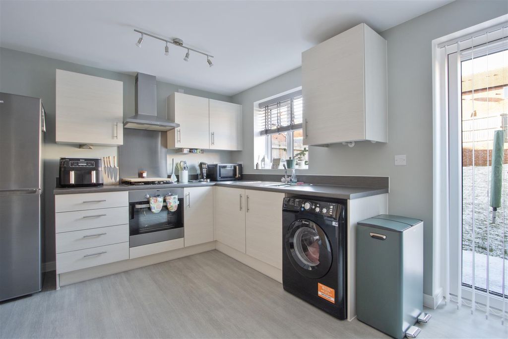 Property photo 3 of 17 Kitchen/Diner