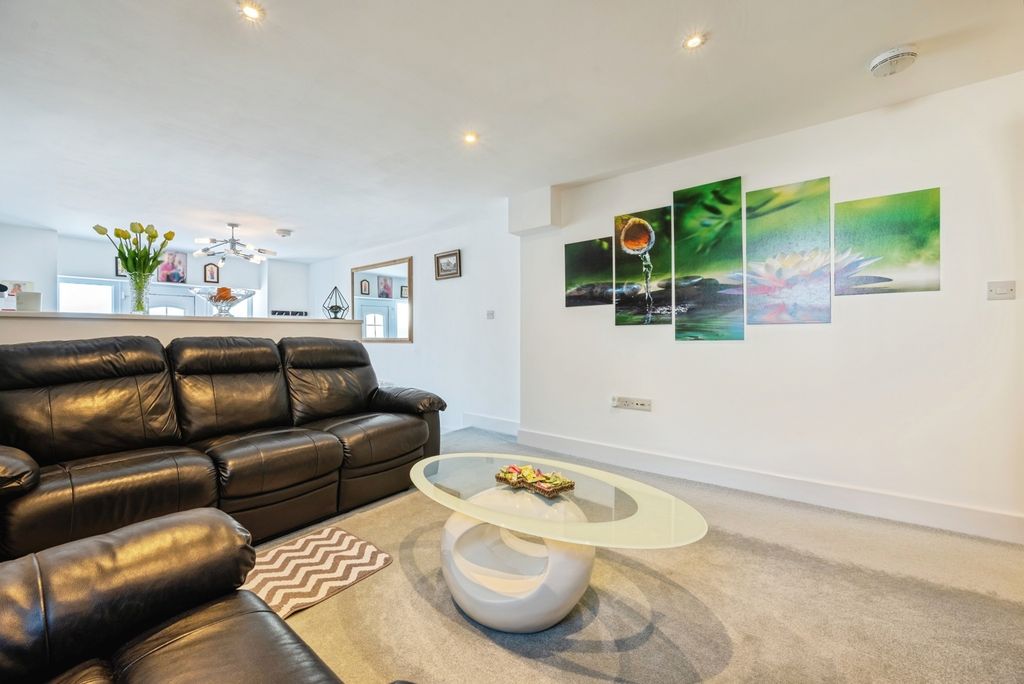 Property photo 3 of 28 Lounge