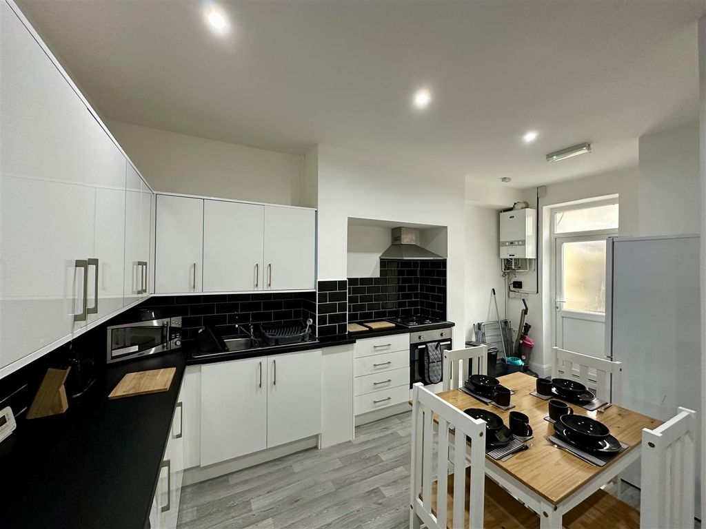 Property photo 1 of 9 Communal Kitchen Living Area