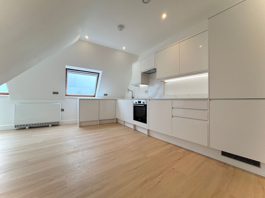 Property photo 1 of 11 2 Bed Flat To Rent Manor Road, Wallington Sm6