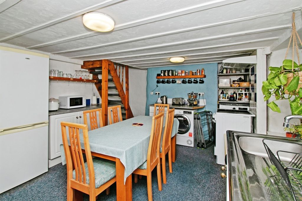 Property photo 3 of 12 Kitchen