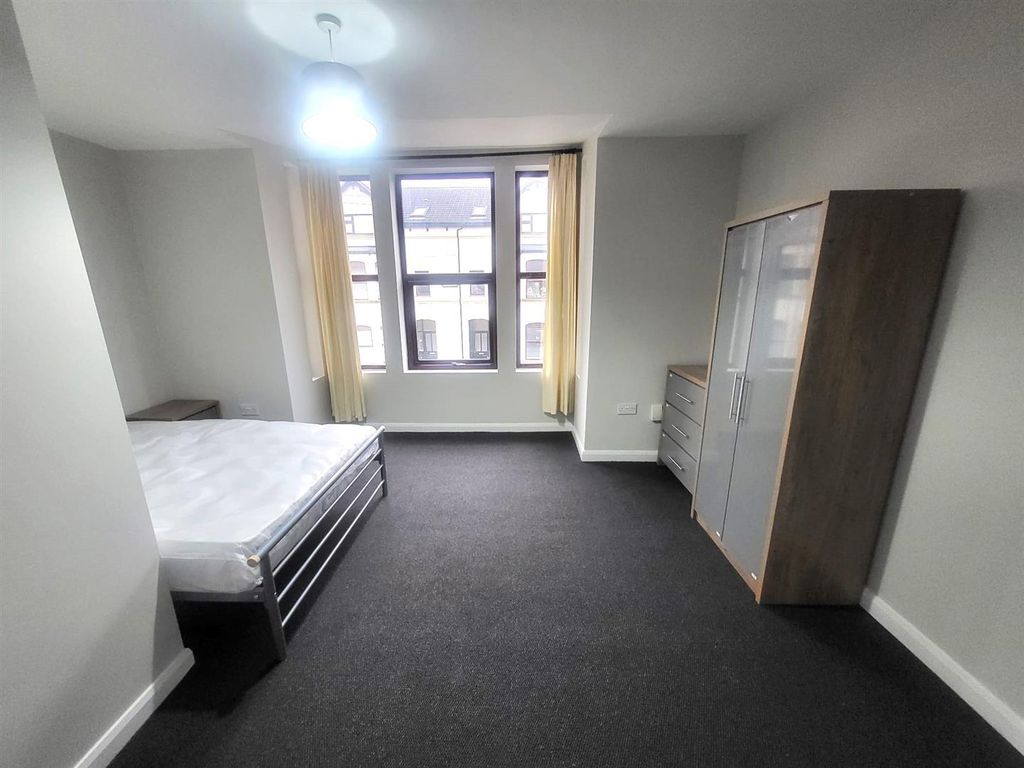 Property photo 3 of 8 Studio Pic 2