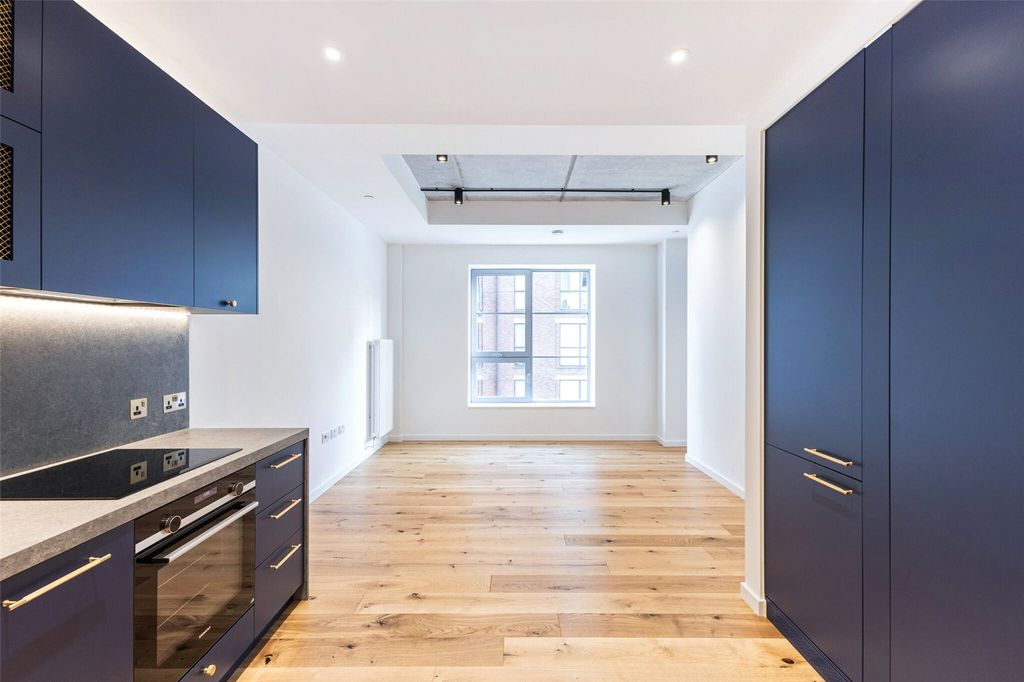 Property photo 3 of 15 Living Space