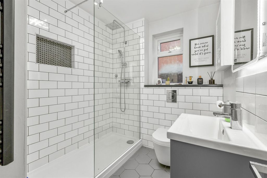 Property photo 3 of 16 18 Flitcroft Lea, Hp13 5Le-11.Jpg