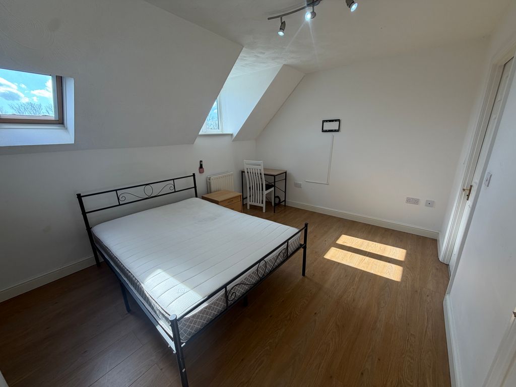 Property photo 3 of 8 Bedroom