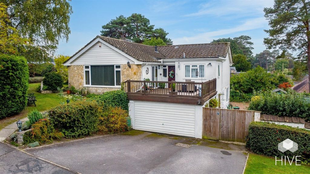 Property photo 1 of 27 Gainsborough Road