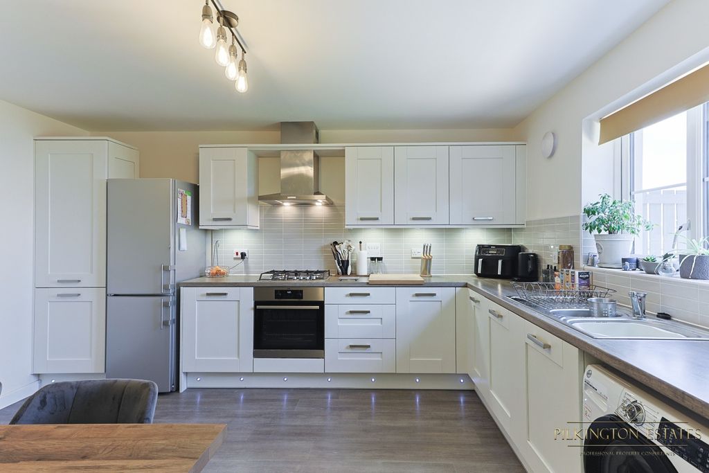 Property photo 2 of 15 4400772