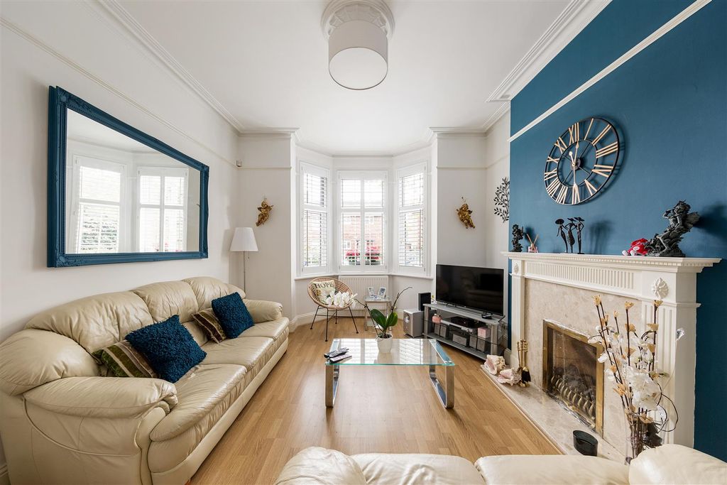 Property photo 2 of 30 Pretoria Avenue, E17