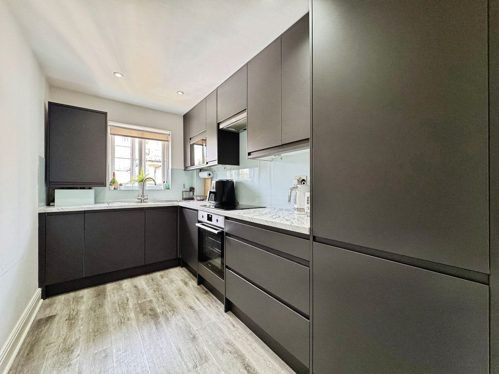 Property photo 2 of 10 Kitchen