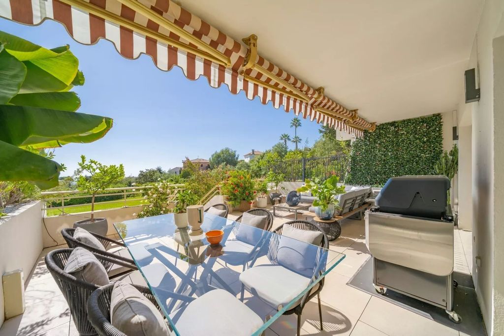 Property photo 1 of 11 Cannes - 2 Bedrooms Apartment - Garden