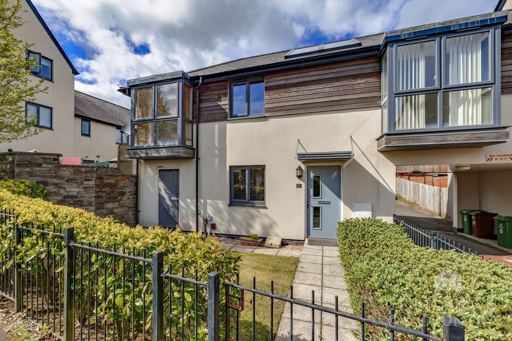 Property photo 1 of 9 Front (Exterior)