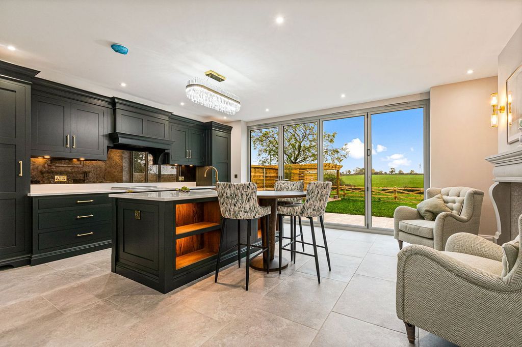 Property photo 2 of 61