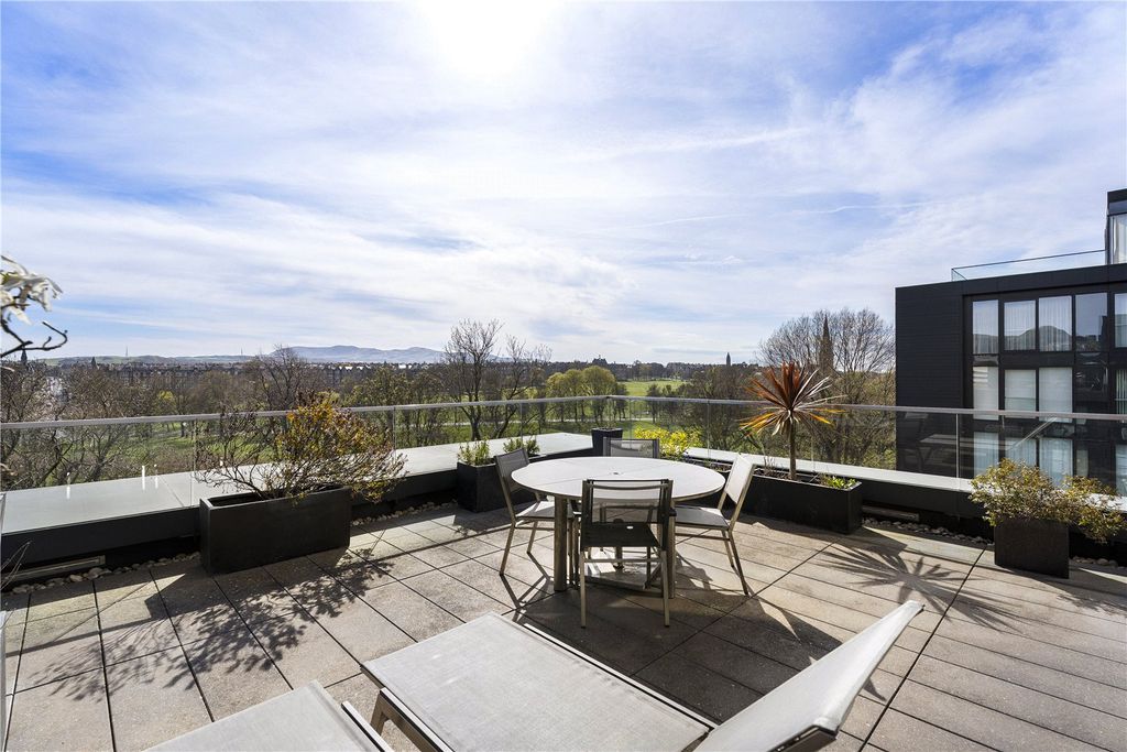 Property photo 3 of 30 Terrace