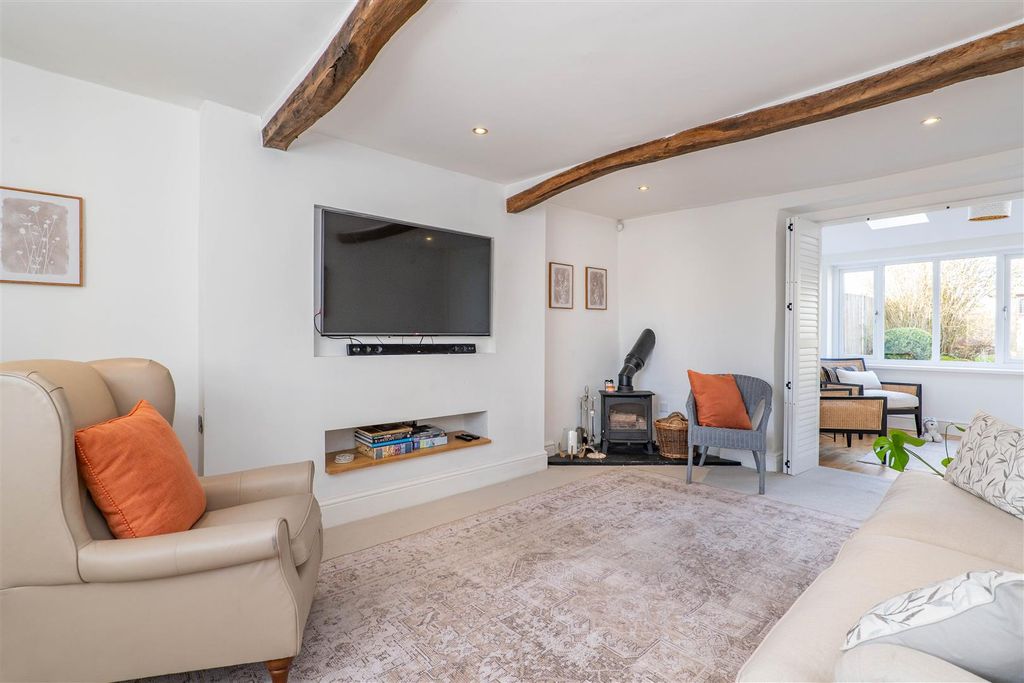 Property photo 2 of 34 Lounge