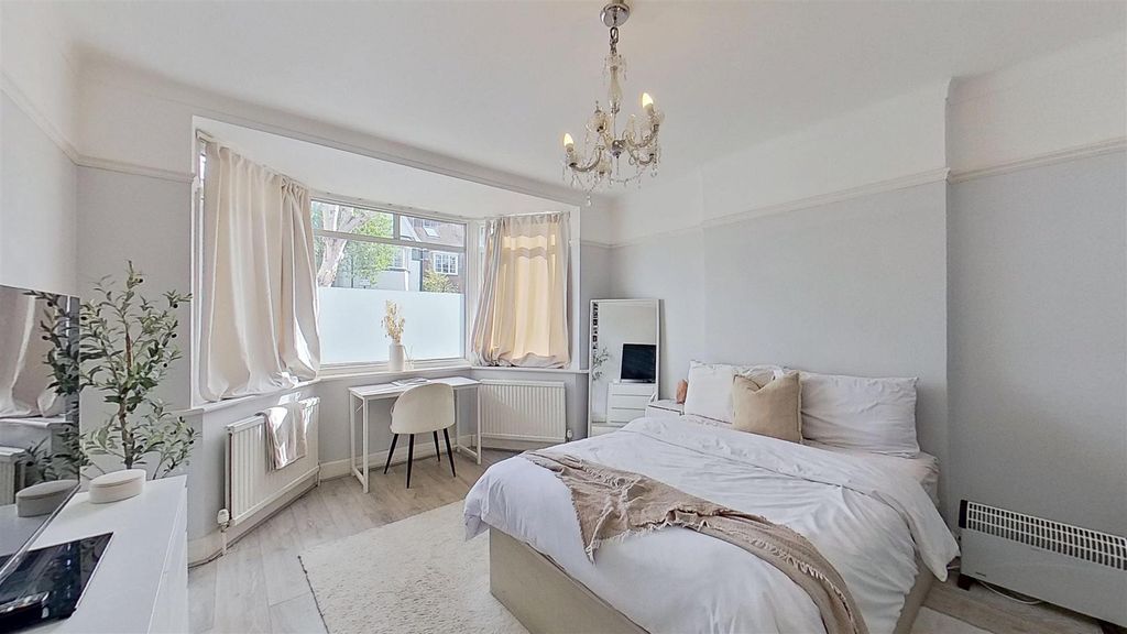 Property photo 3 of 13 Titchwell-Road-Earlsfield-Road-Sw18-04132026_14592