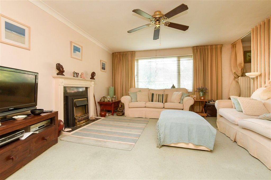 Property photo 3 of 10 Lounge