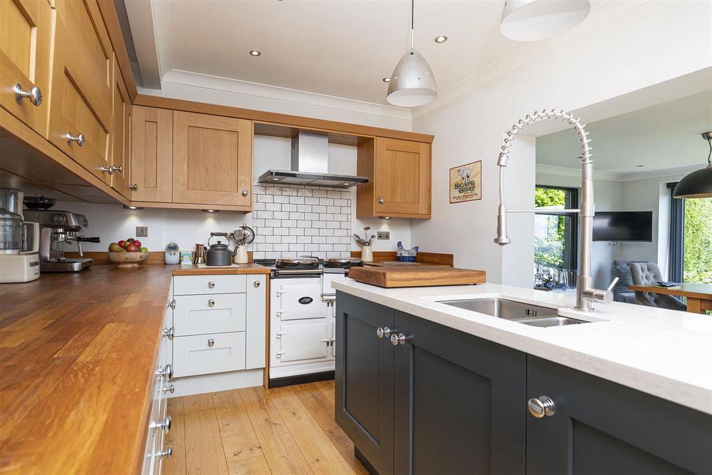 Property photo 2 of 76 Kitchen