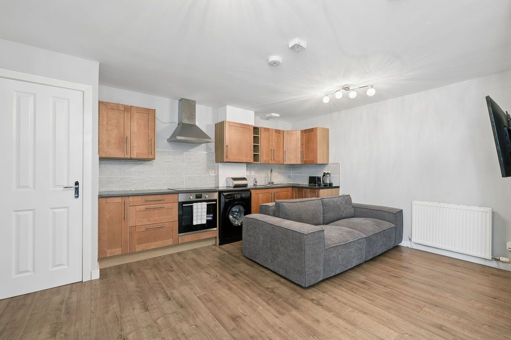 Property photo 2 of 9 Kitchen/ Lounge