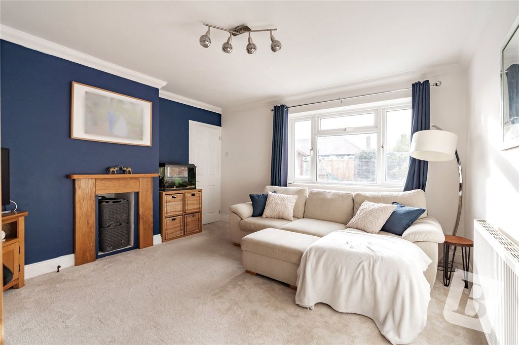 Property photo 3 of 18 Lounge