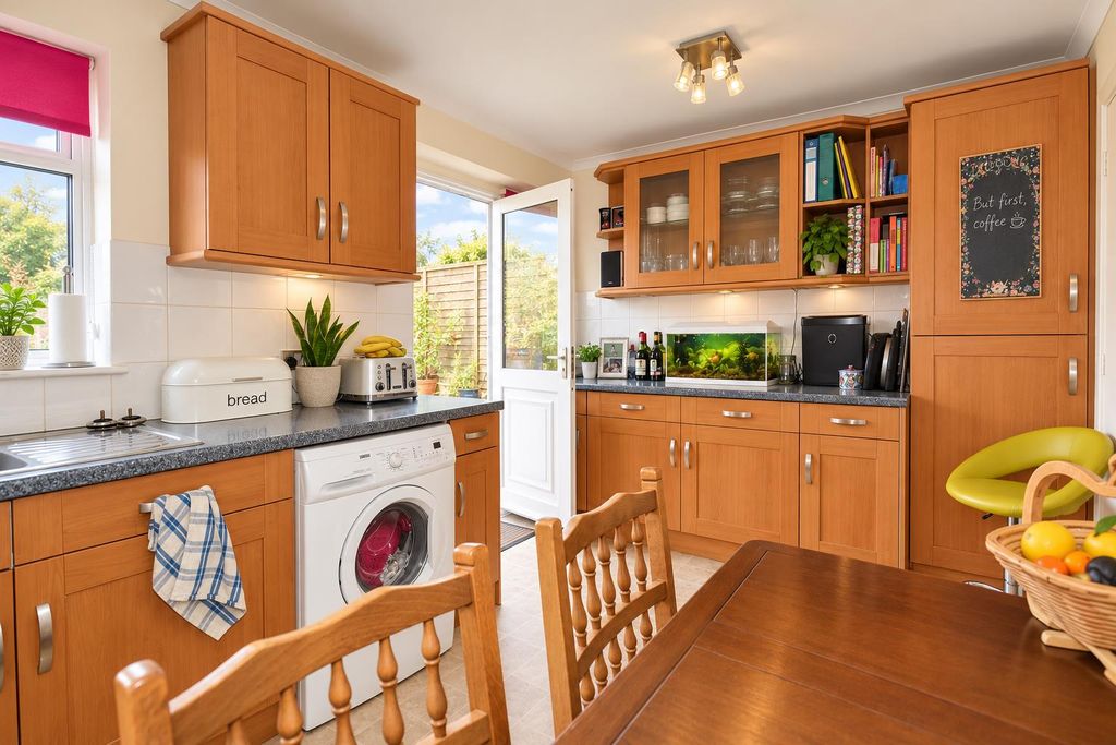 Property photo 3 of 10 Bright, Cosy Oak Kitchen Interior.Png