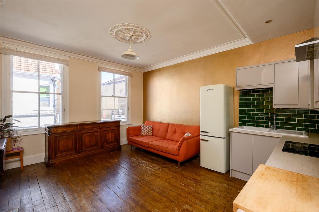 Property photo 3 of 11 Living / Kitchen