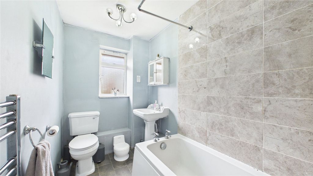 Additional image 14 of 2 bed flat for saleLightwater, Surrey GU18