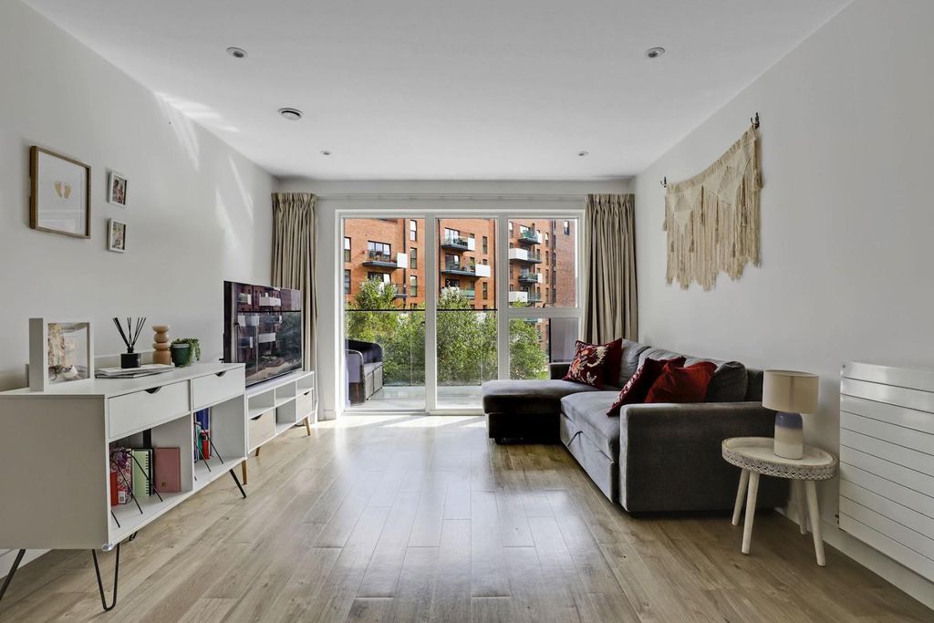 Property photo 1 of 15 02-Faf3Jhpropworld - Flat 5, 7 Station Approach -