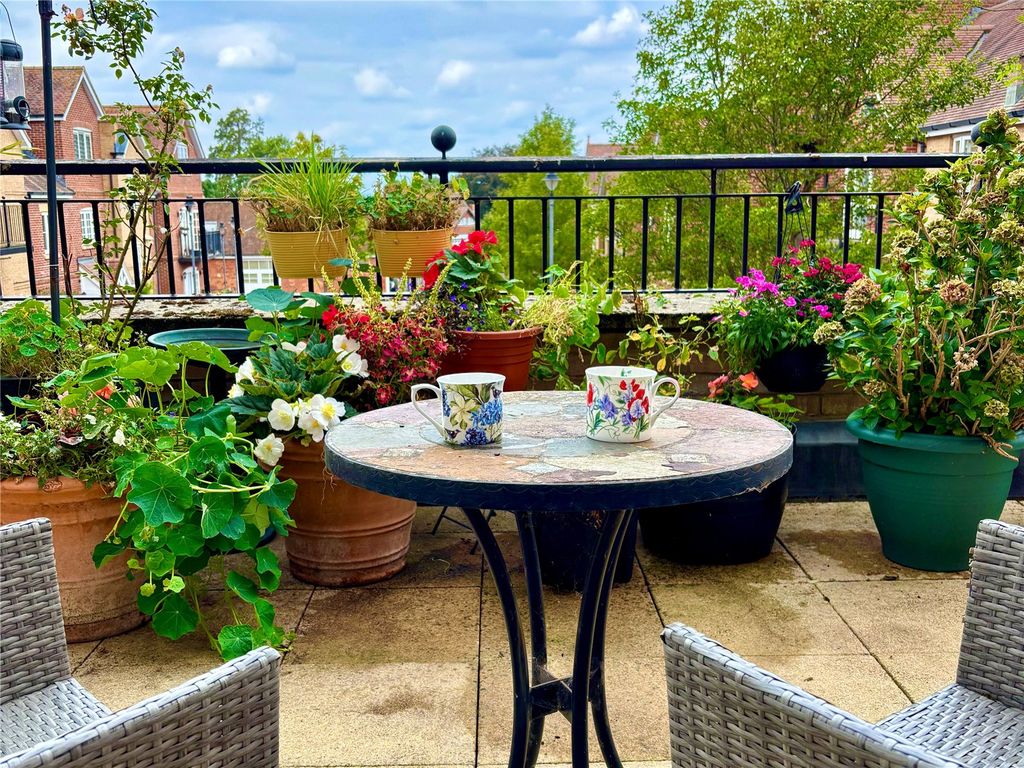 Property photo 2 of 23 Terrace