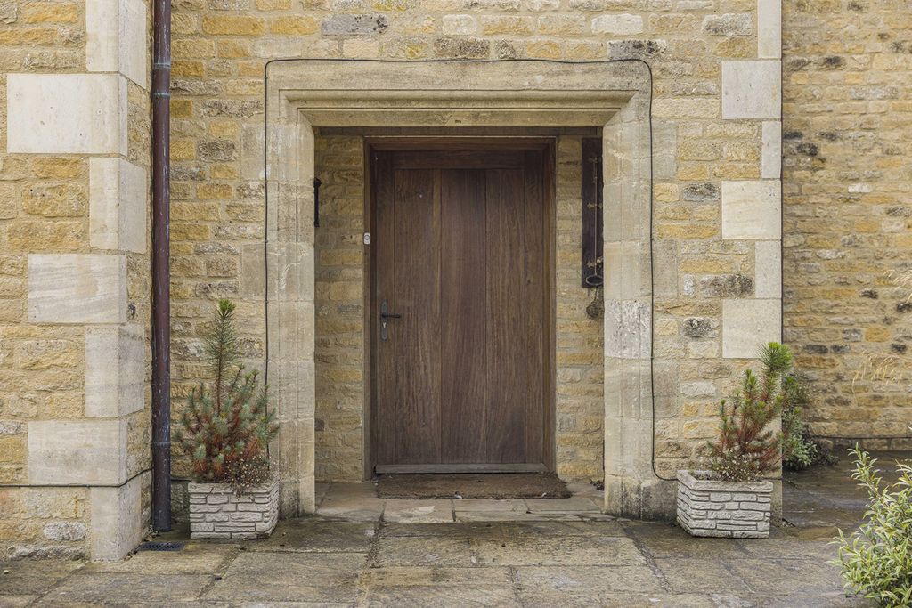 Property photo 2 of 33