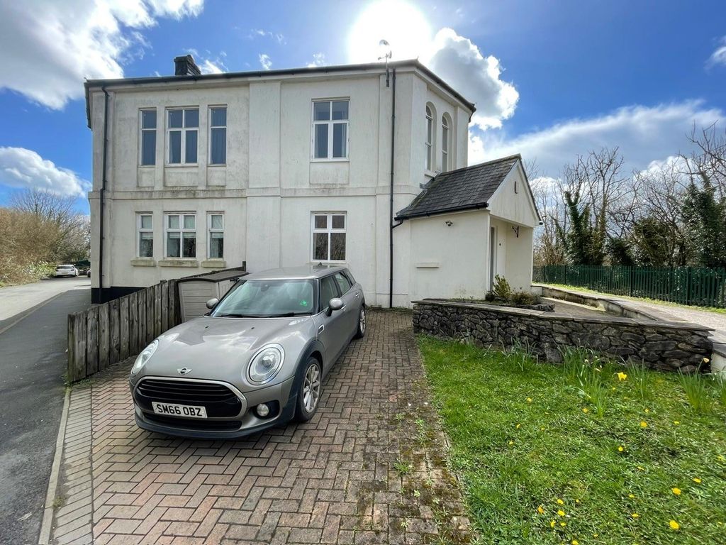 Property photo 2 of 11 Driveway Parking
