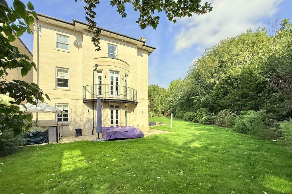 Property photo 1 of 28