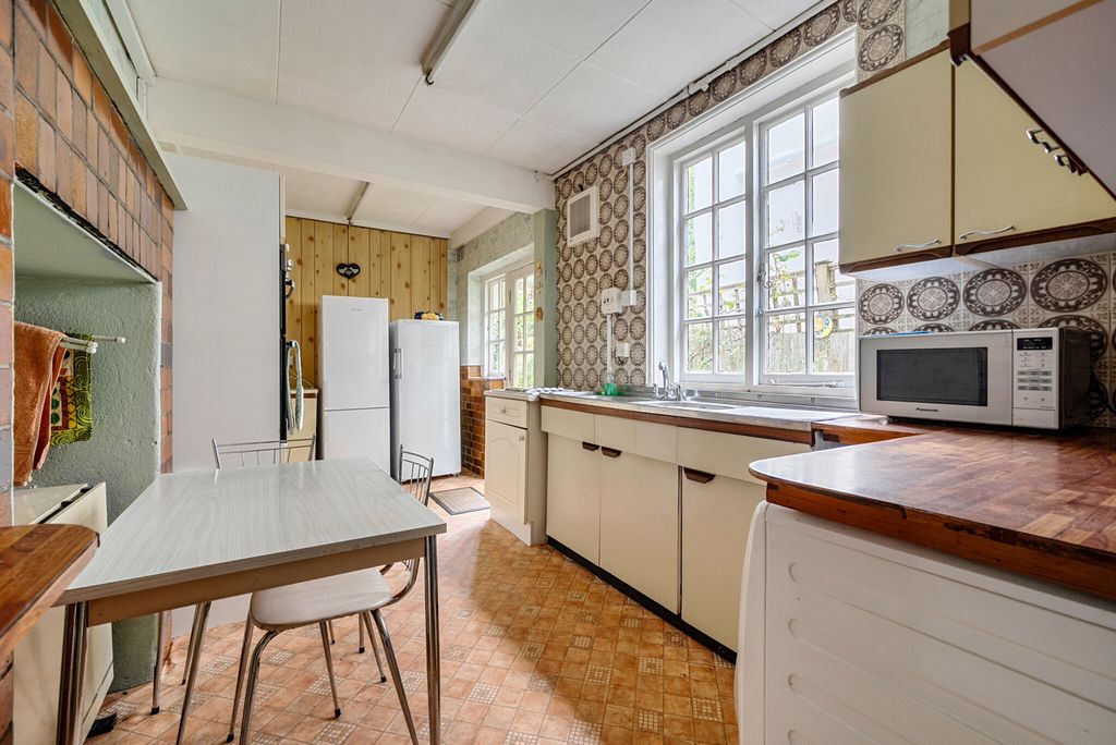 Property photo 2 of 27 1368968-16-68Efa1...